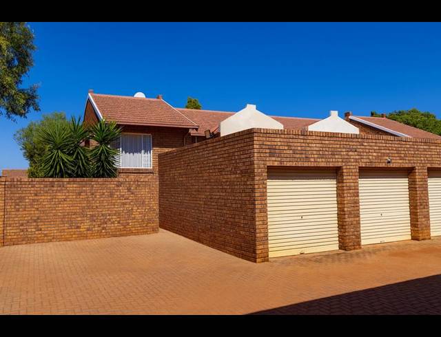 2 BEDROOM TOWNHOUSE FOR SALE IN FAERIE GLEN